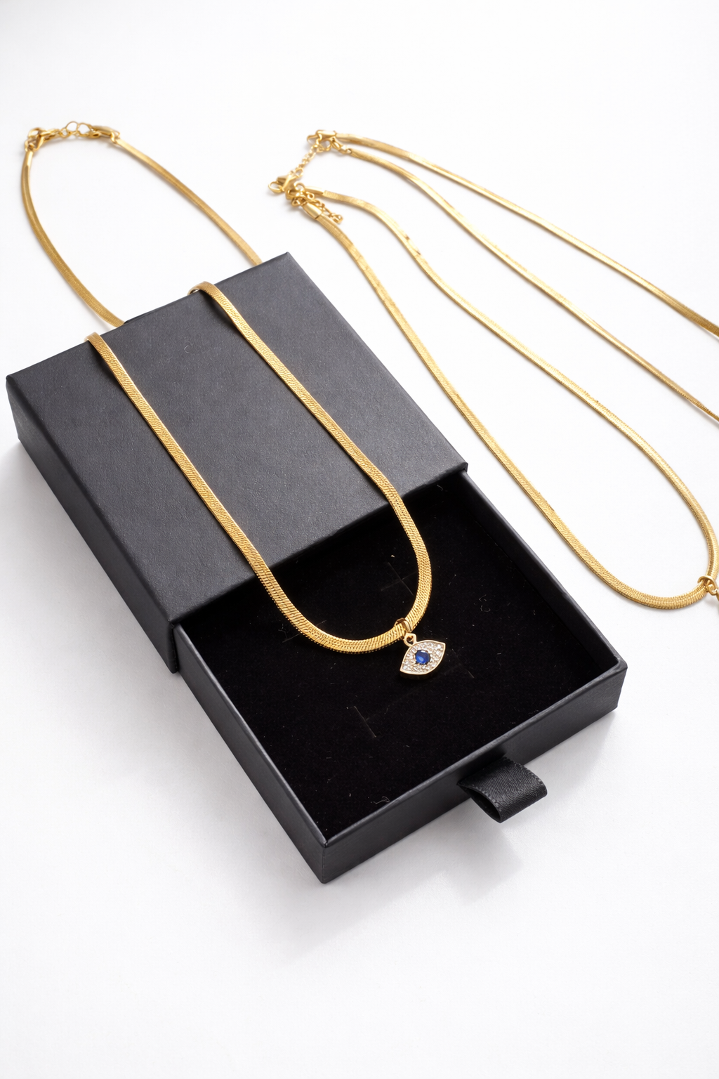 Snake necklace with pendant