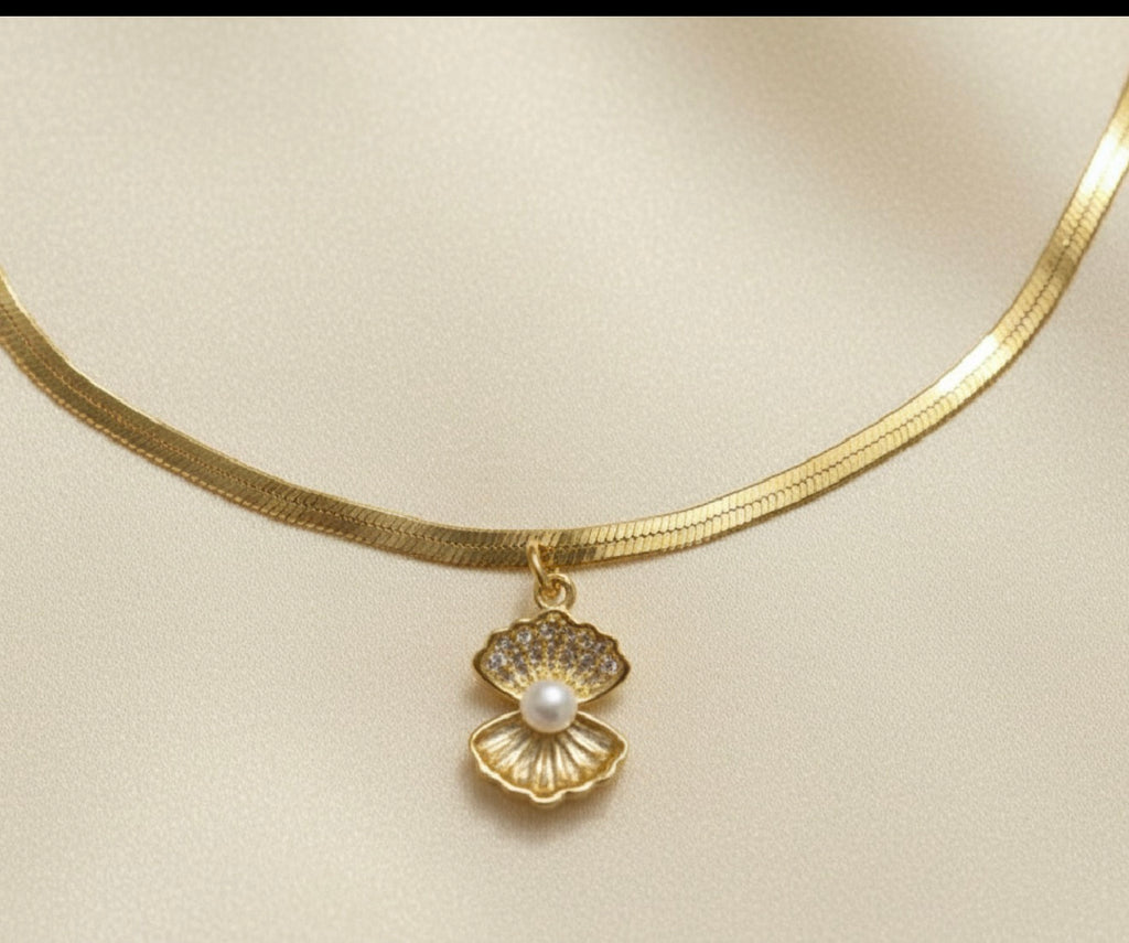 Snake necklace with pendant