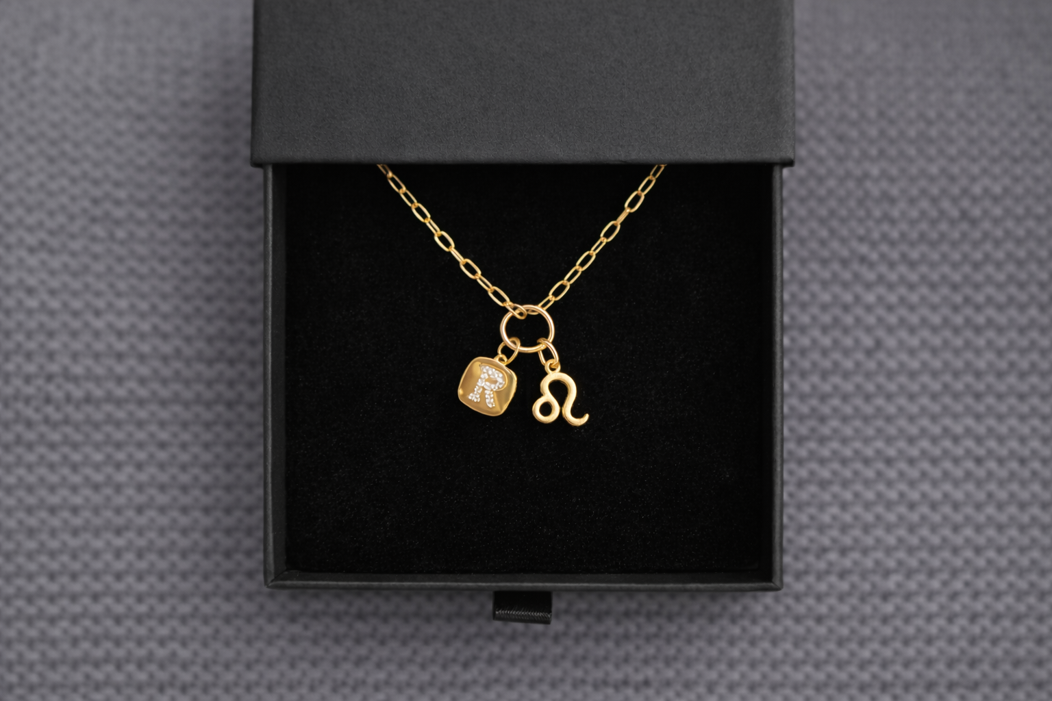 Goldene Charm-Kette mit Sternzeichen & Initiale, „ME“ Halskette